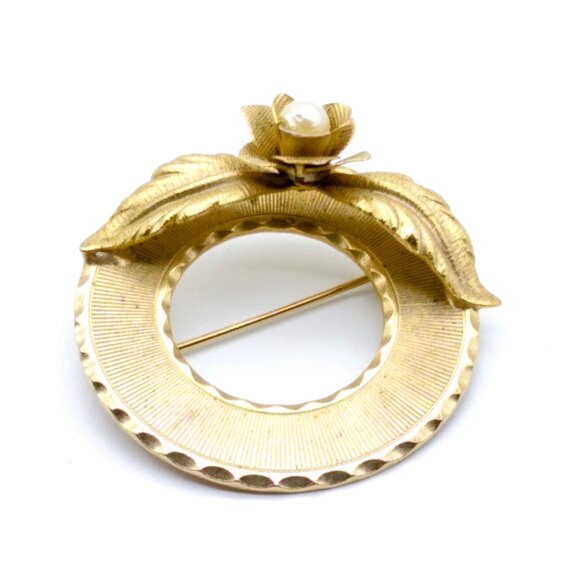 Vintage Elegance Wreath Brooch, Textured Circle Features Pearl Rose Bloom - Picture 2 of 3
